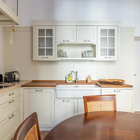 Mommy's - Pantheon House